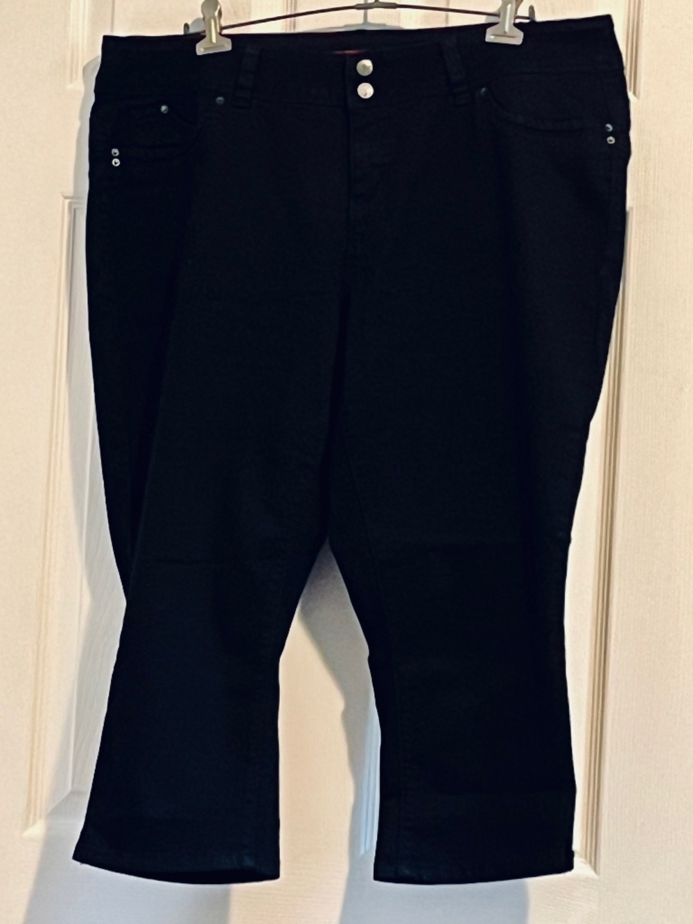 Black stretch denim capri